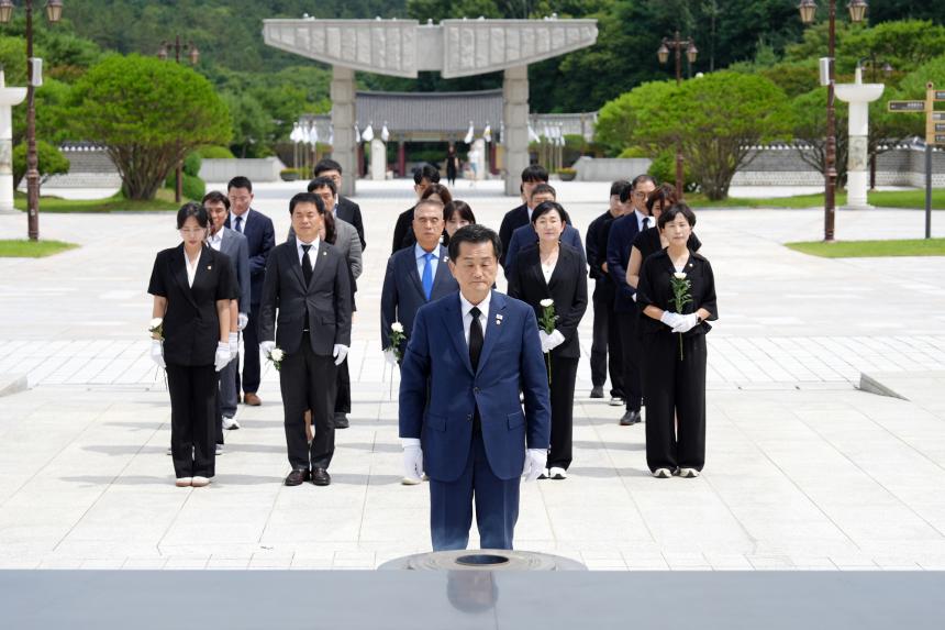 전남광주통합특별시 서구의회, 원구성 완료 후 국립5·18민주묘지 참배